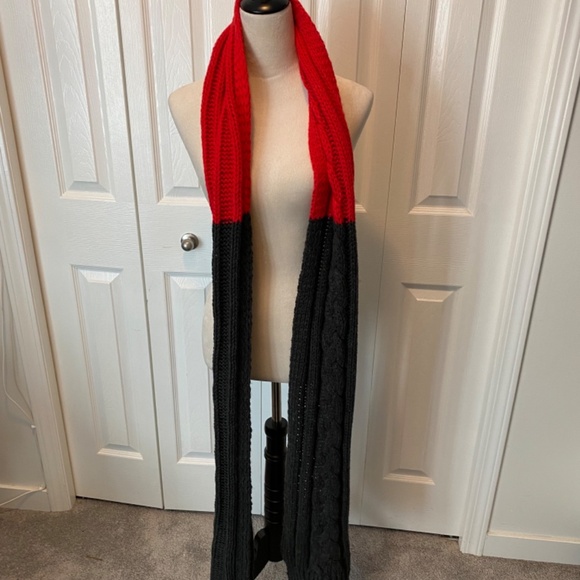 Men’s graphite gray and red scarf - Picture 3 of 5
